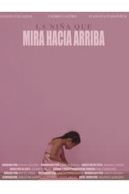 La niña que mira hacia arriba